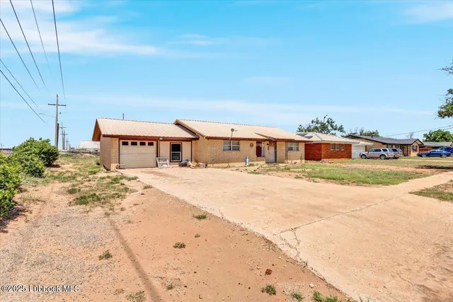 Photo 3 — 102 Eagle Avenue, Levelland, TX 79336
