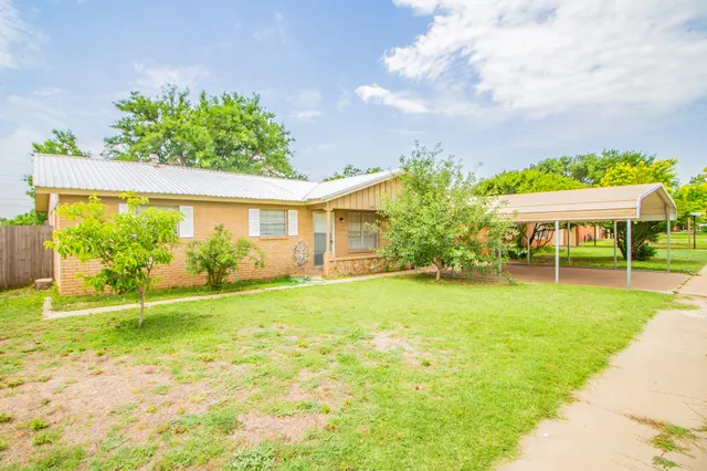 Front exterior — 105 J B Avenue, Floydada, TX 79235