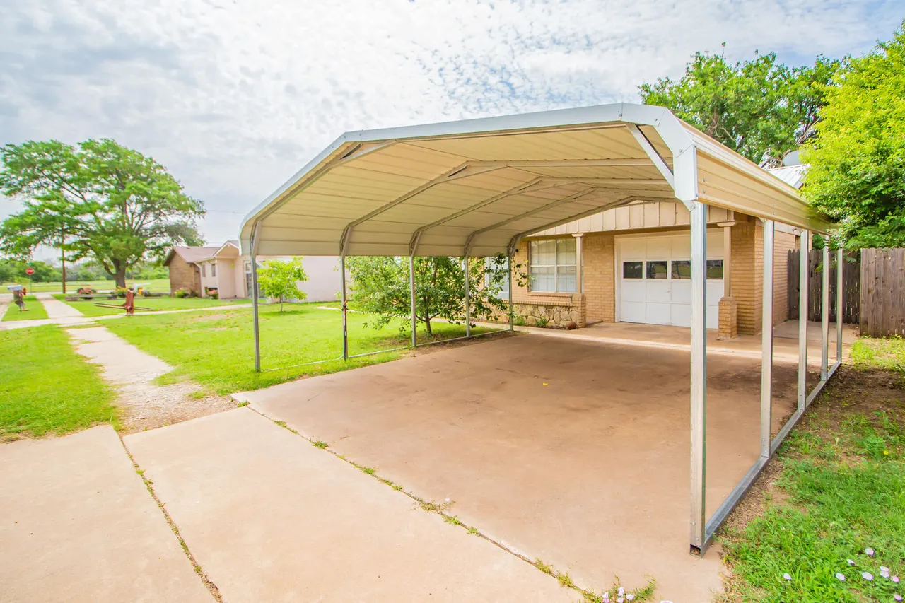 Photo 2 — 105 J B Avenue, Floydada, TX 79235