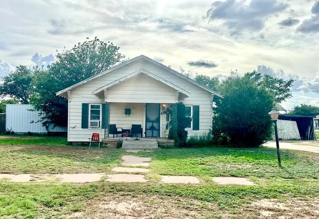 Front exterior — 735 S 12th Street, Slaton, TX 79364