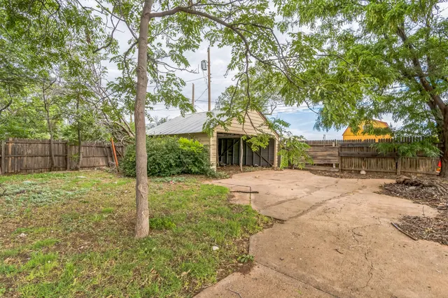 Photo 8 — 1510 33rd Street, Lubbock, TX 79411