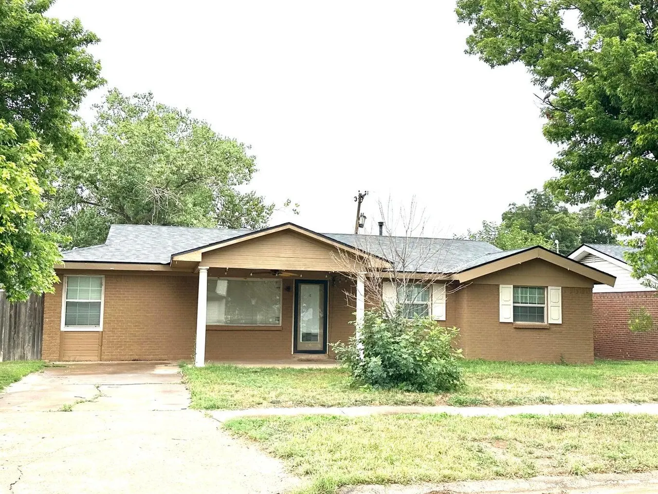 Front exterior — 1012 S Lawn Street, Hale Center, TX 79041