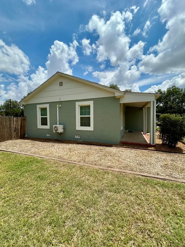 Photo 3 — 2214 25th Street, Lubbock, TX 79411