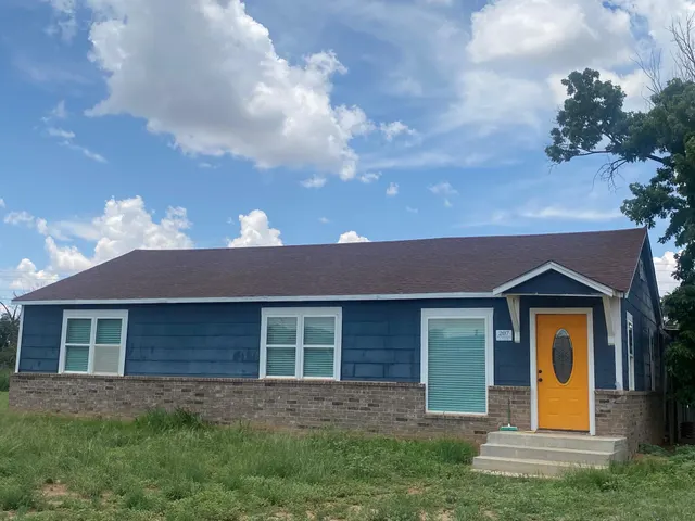 Front exterior — 207 E 5th Street, Sundown, TX 79372