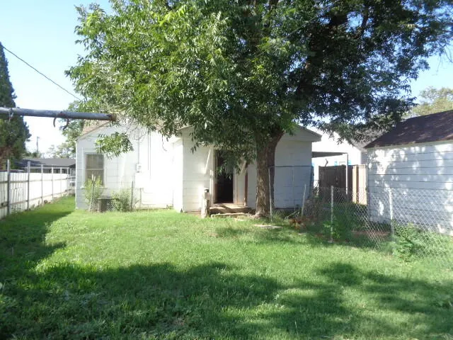 Photo 9 — 1510 28th Street, Lubbock, TX 79411