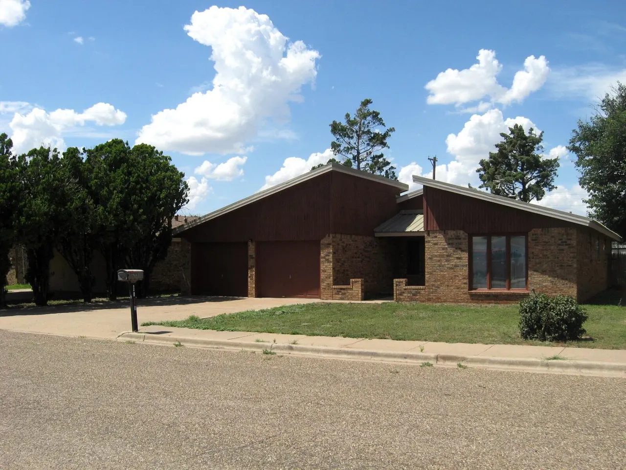 Photo 2 — 311 Douglas Street, Levelland, TX 79336