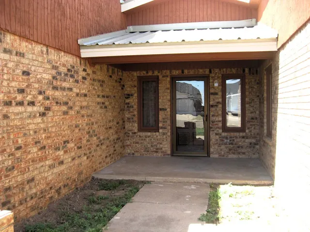 Photo 4 — 311 Douglas Street, Levelland, TX 79336