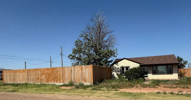 Photo 2 — 1102 Avenue B, Plains, TX 79355