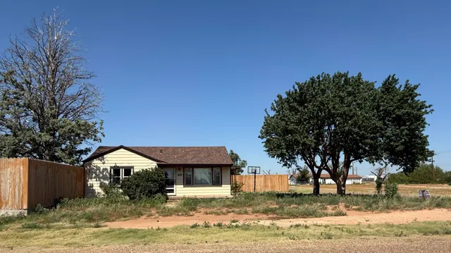 Photo 3 — 1102 Avenue B, Plains, TX 79355
