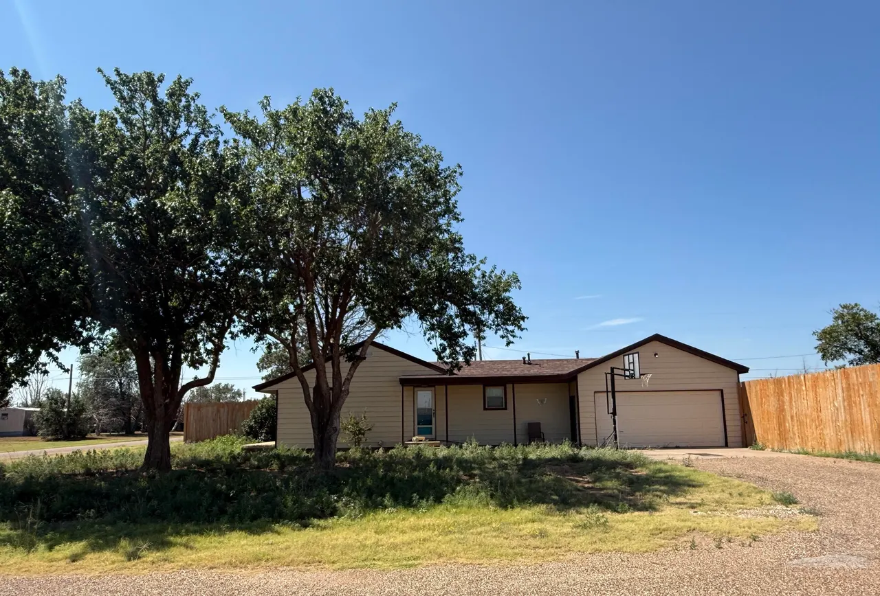 Photo 5 — 1102 Avenue B, Plains, TX 79355