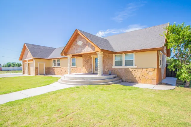 Front exterior — 225 W Birch Avenue, Muleshoe, TX 79347