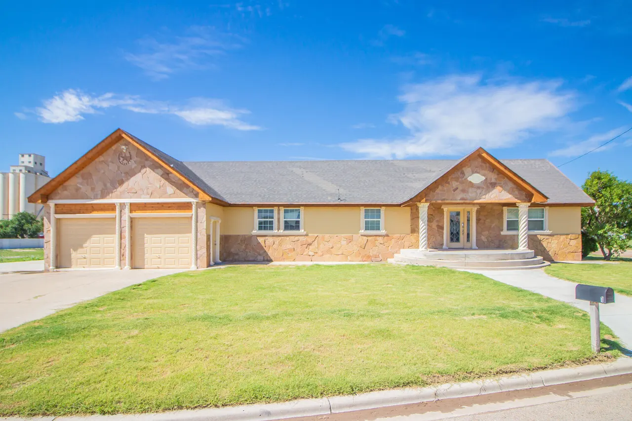 Photo 2 — 225 W Birch Avenue, Muleshoe, TX 79347