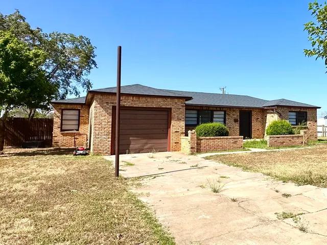 Photo 3 — 1827 8th Street, Levelland, TX 79336