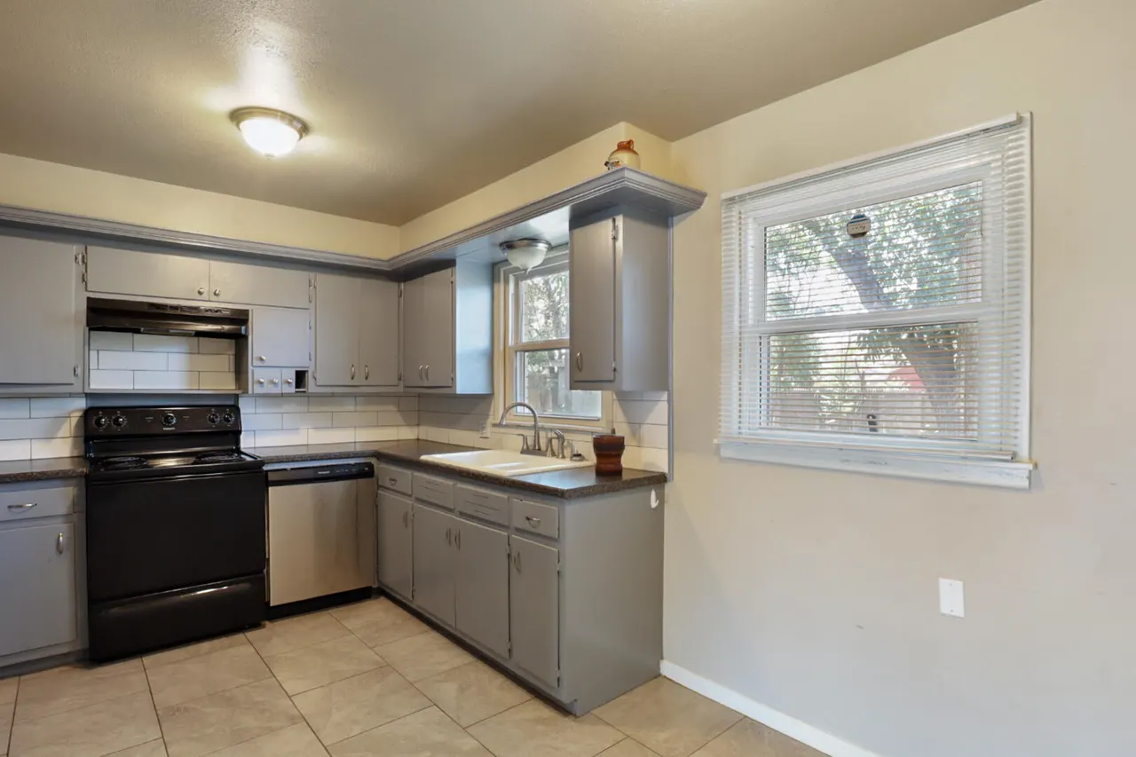 Photo 4 — 2203 37th Street, Lubbock, TX 79412