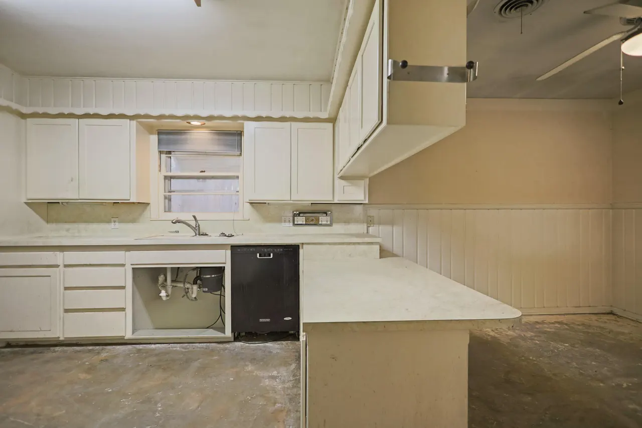 Photo 10 — 2110 56th Street, Lubbock, TX 79412