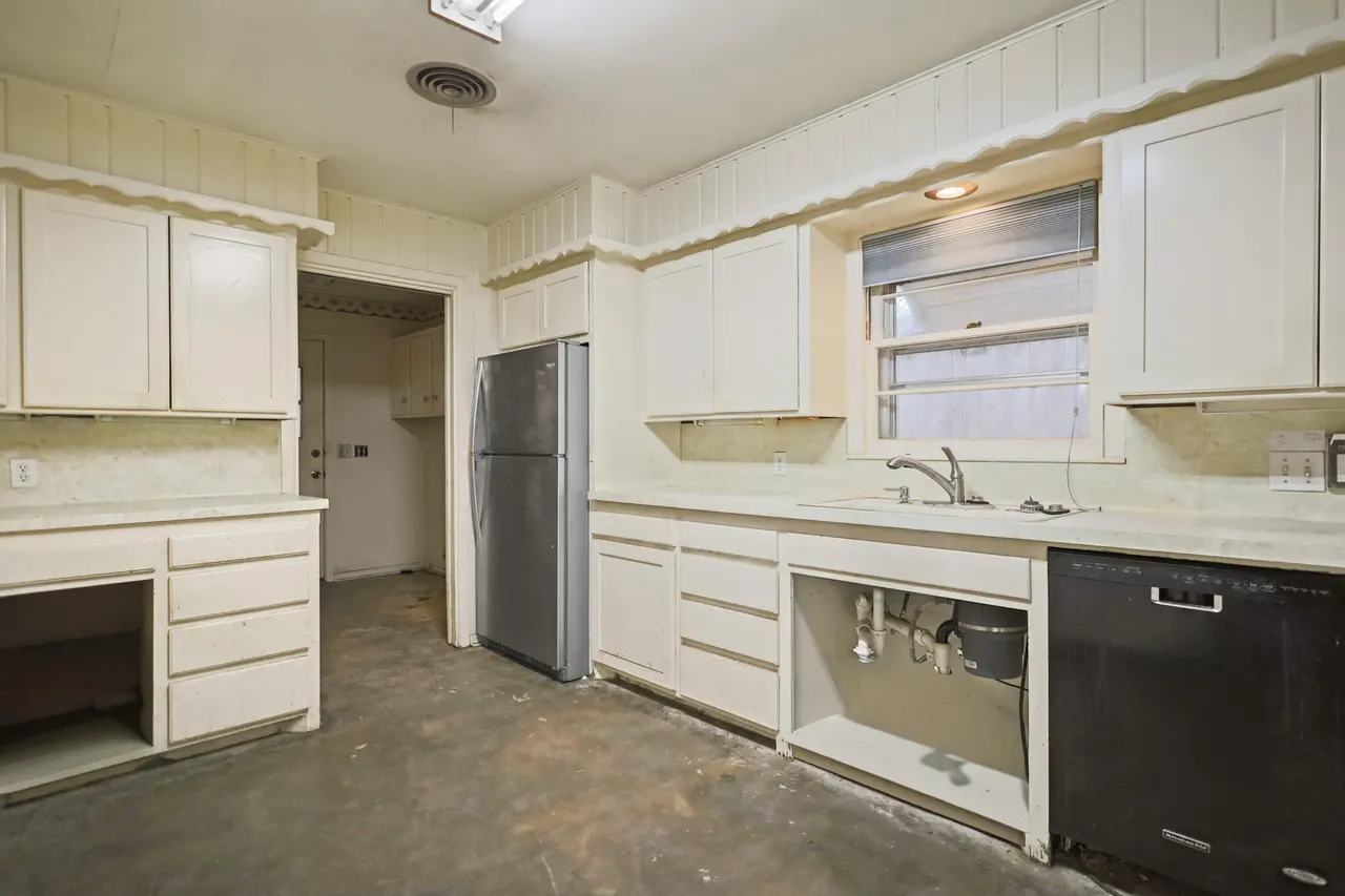 Photo 12 — 2110 56th Street, Lubbock, TX 79412