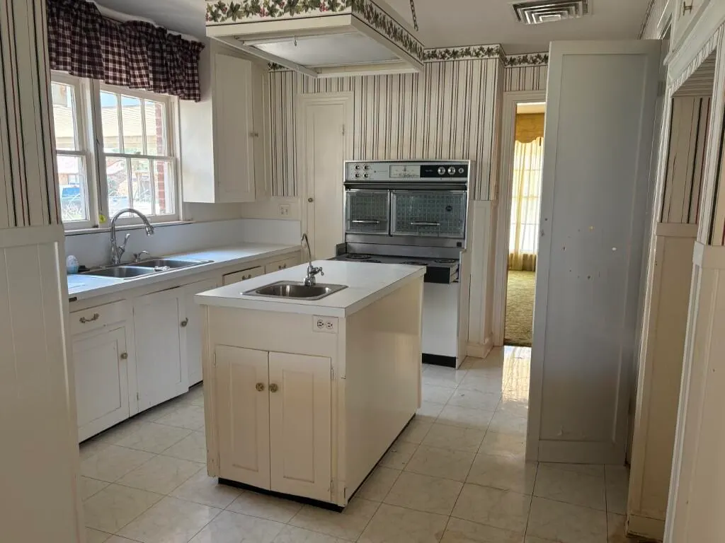 Photo 2 — 1405 Ave I, Seagraves, TX 79359