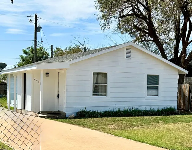 Front exterior — 2404 E 5th Street, Lubbock, TX 79403