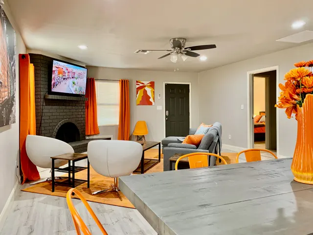 Photo 3 — 2406 Avenue U, Lubbock, TX 79411