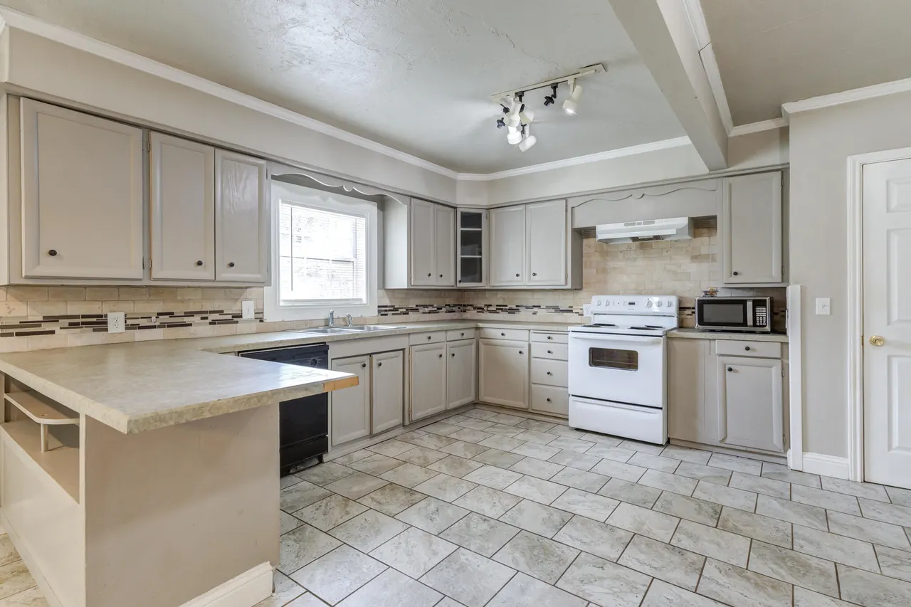 Photo 14 — 2111 29th Street, Lubbock, TX 79411