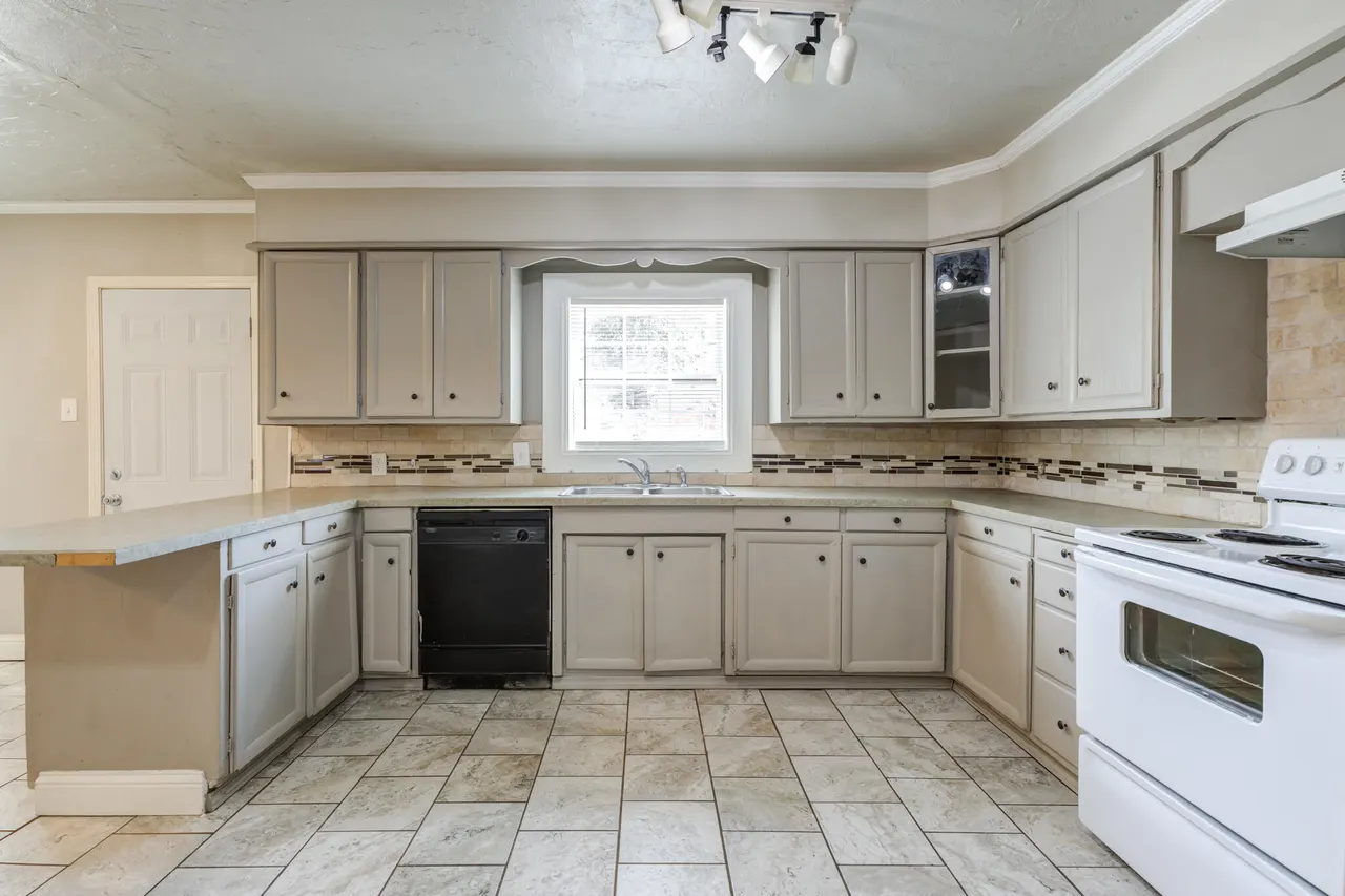 Photo 17 — 2111 29th Street, Lubbock, TX 79411