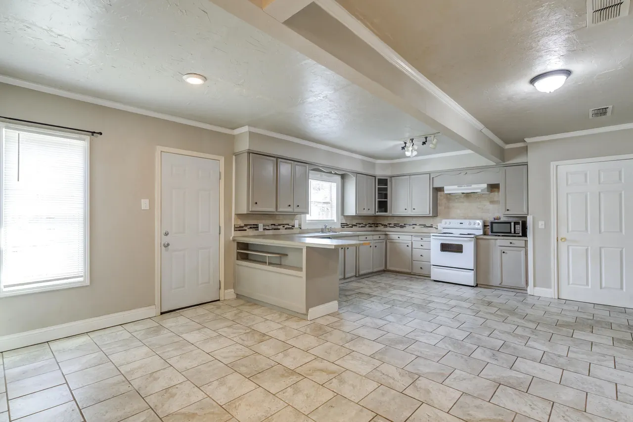 Photo 15 — 2111 29th Street, Lubbock, TX 79411