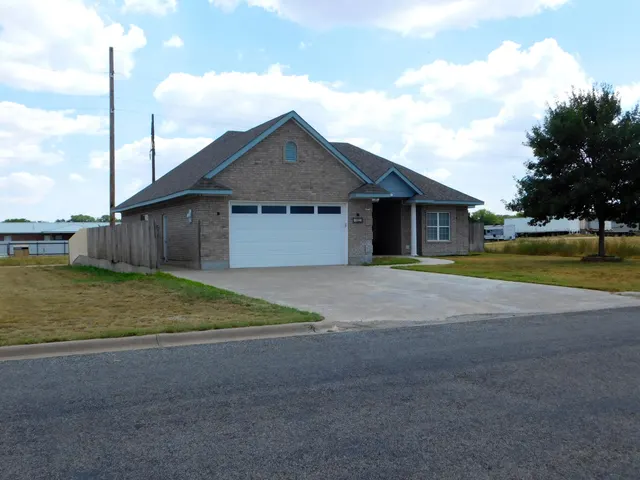 Photo 2 — 1107 W Ave J, Muleshoe, TX 79347