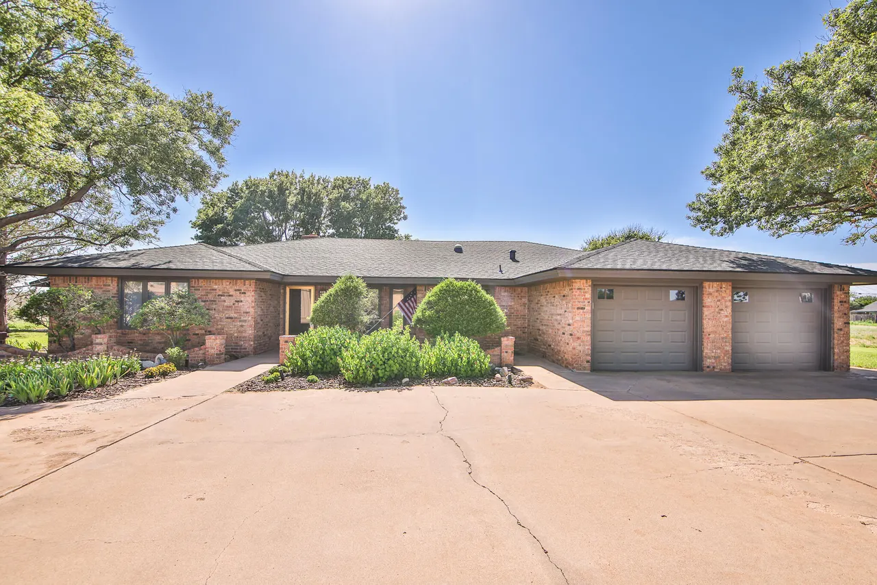 Photo 5 — 400 N Sherman Avenue, Levelland, TX 79336