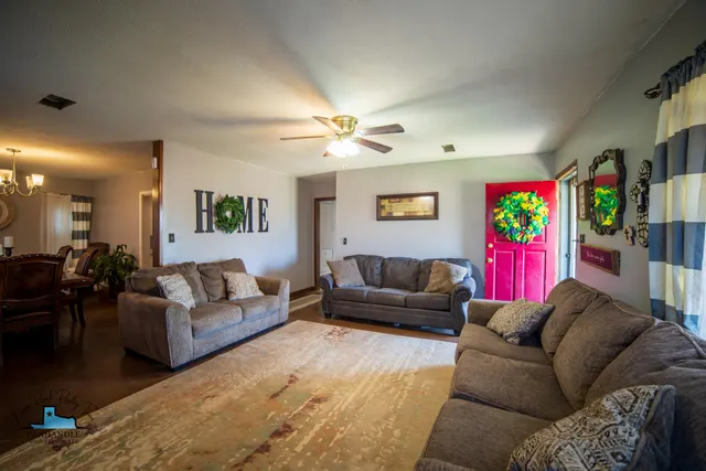 Photo 6 — 724 W Broadway Avenue, Tulia, TX 79088