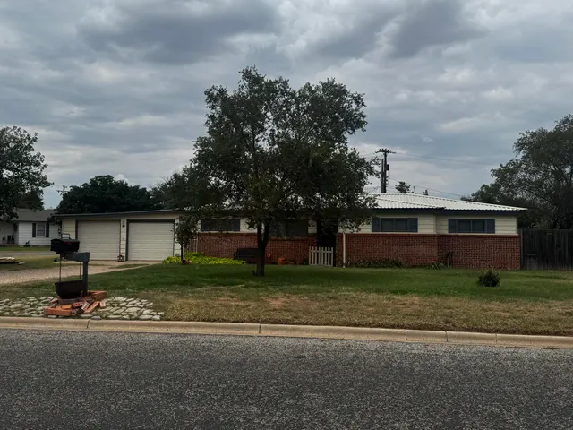 Front exterior — 1811 Ave I, Levelland, TX 79336