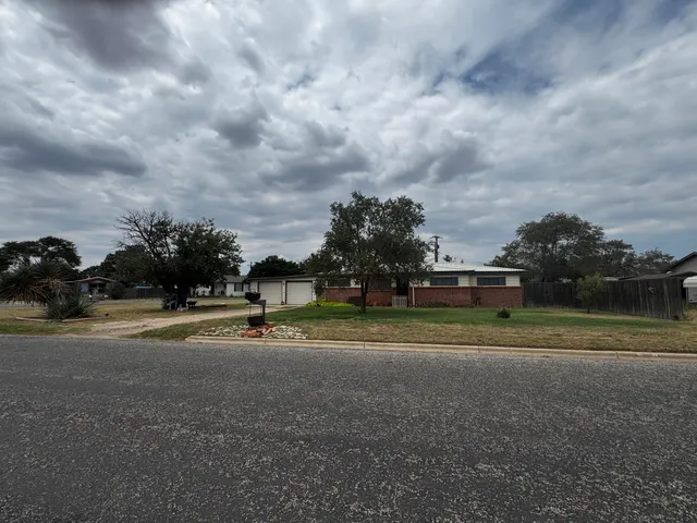 Photo 2 — 1811 Ave I, Levelland, TX 79336