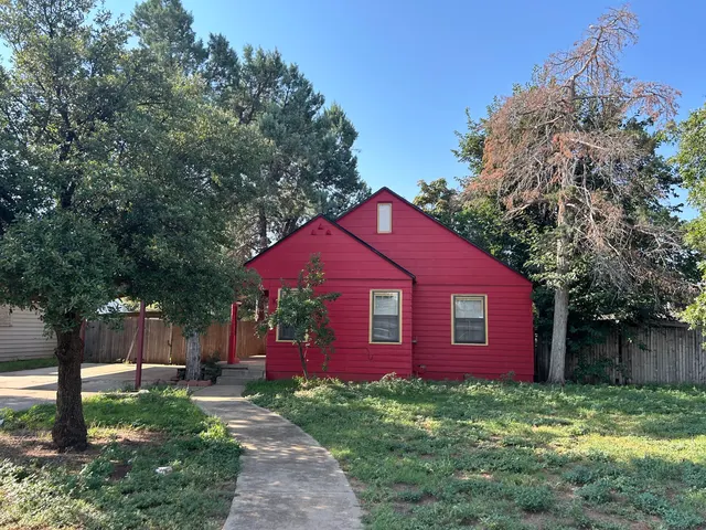 Photo 2 — 2011 31st Street, Lubbock, TX 79411