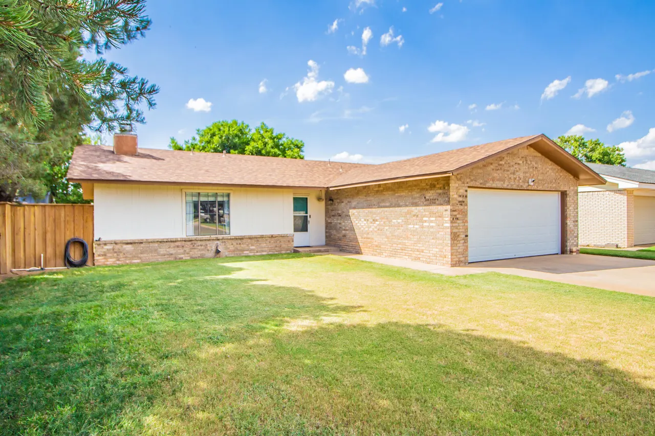 Photo 3 — 2701 Mesa Drive, Plainview, TX 79072
