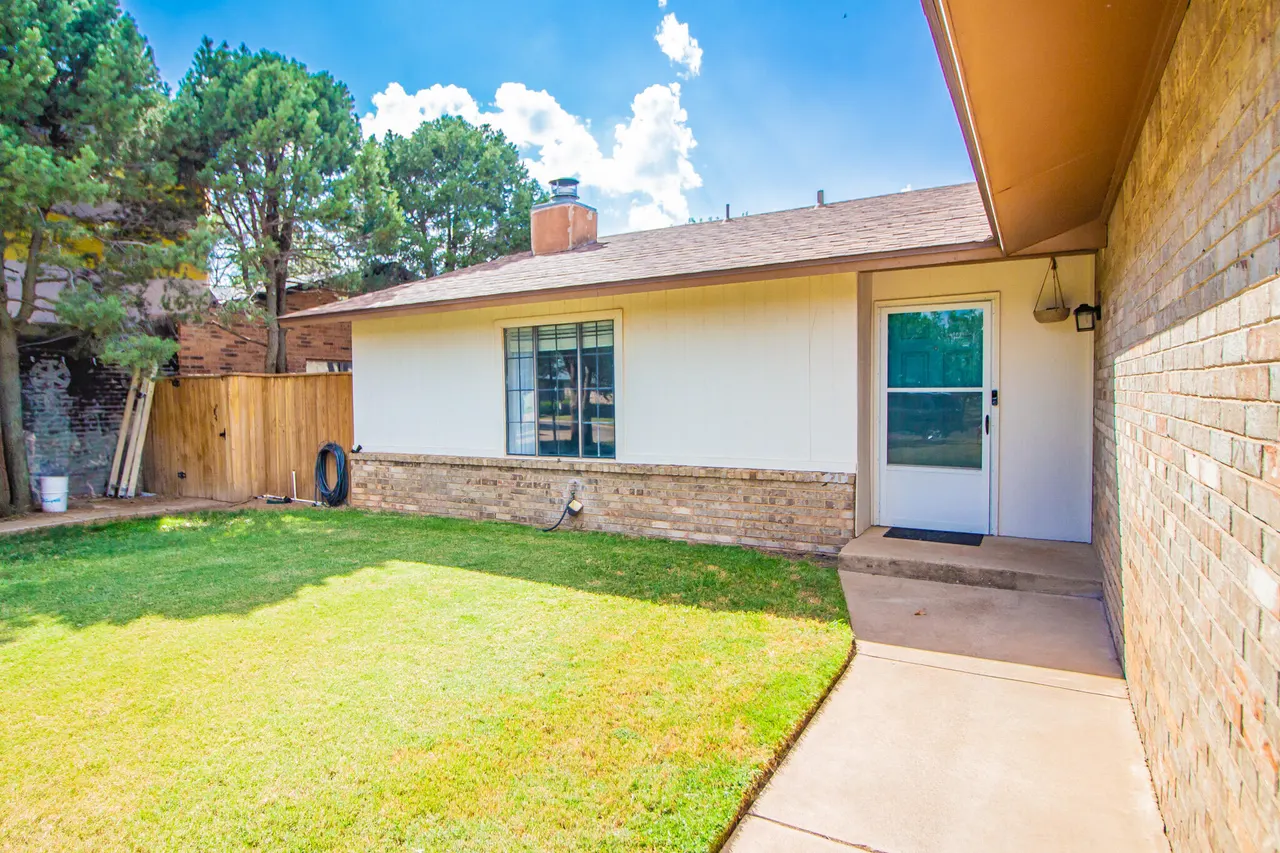 Photo 2 — 2701 Mesa Drive, Plainview, TX 79072