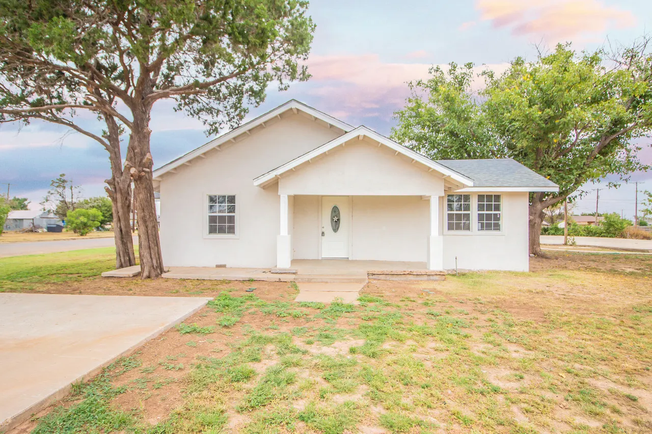 Front exterior — 128 W Crockett Street, Floydada, TX 79235