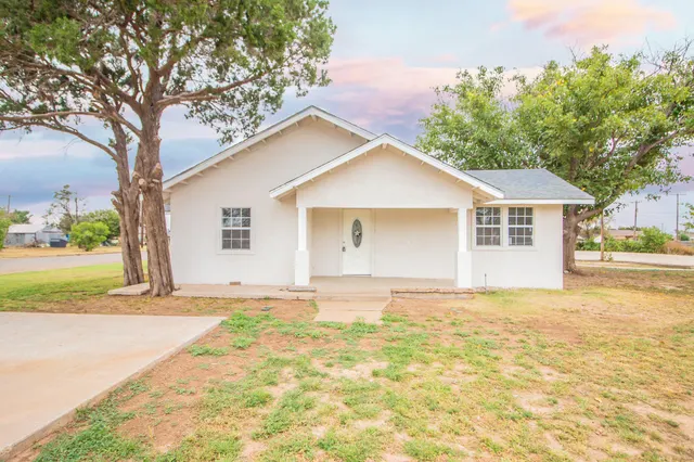 Front exterior — 128 W Crockett Street, Floydada, TX 79235