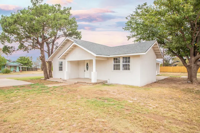 Photo 3 — 128 W Crockett Street, Floydada, TX 79235
