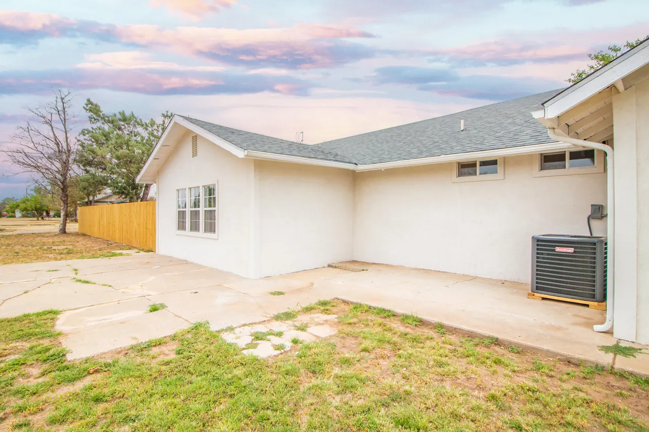 Photo 4 — 128 W Crockett Street, Floydada, TX 79235