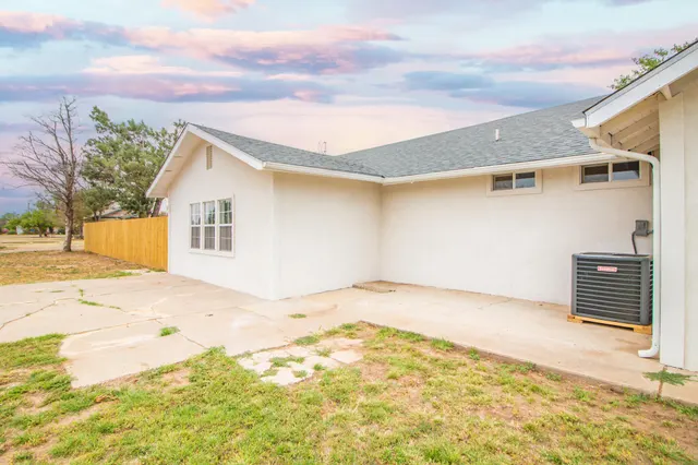 Photo 4 — 128 W Crockett Street, Floydada, TX 79235