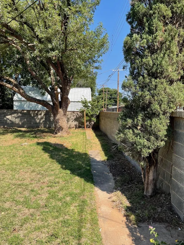 Photo 4 — 2105 65th Street, Lubbock, TX 79412