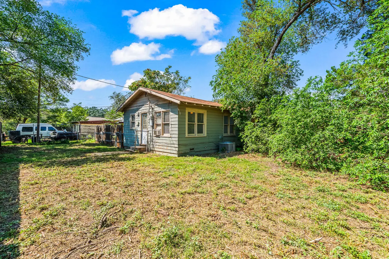 Photo 16 — 1921 27th Street, Lubbock, TX 79411