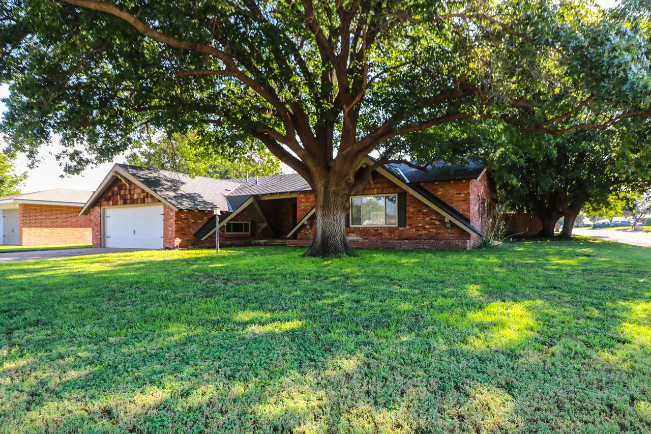 Photo 2 — 800 Crescent Drive, Littlefield, TX 79339