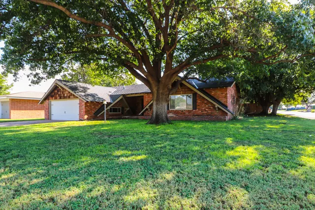Photo 2 — 800 Crescent Drive, Littlefield, TX 79339