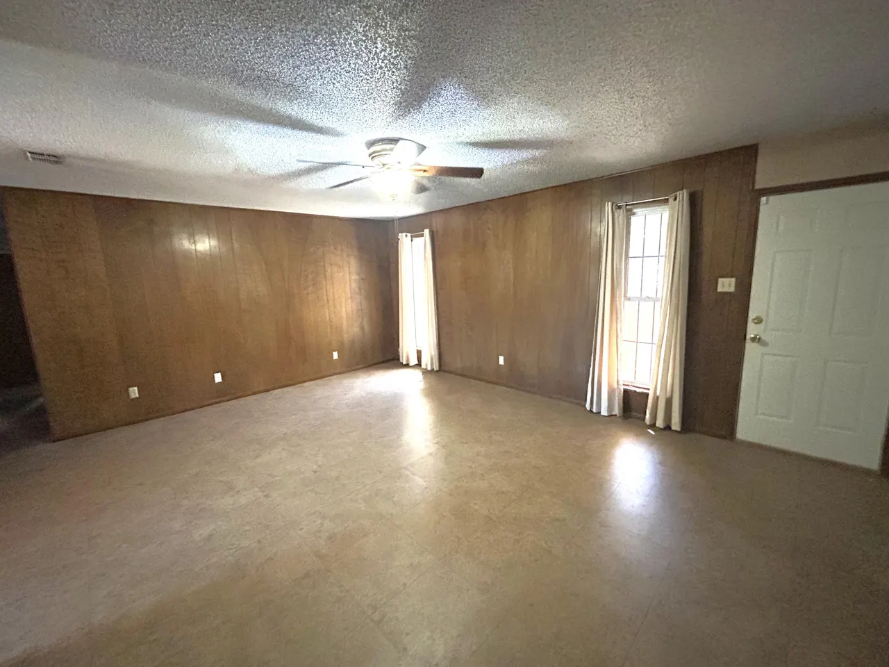 Photo 3 — 604 N Elgin Avenue, Levelland, TX 79336