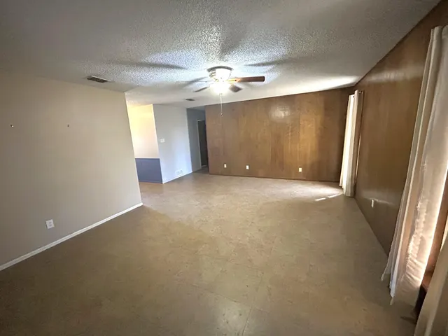Photo 4 — 604 N Elgin Avenue, Levelland, TX 79336
