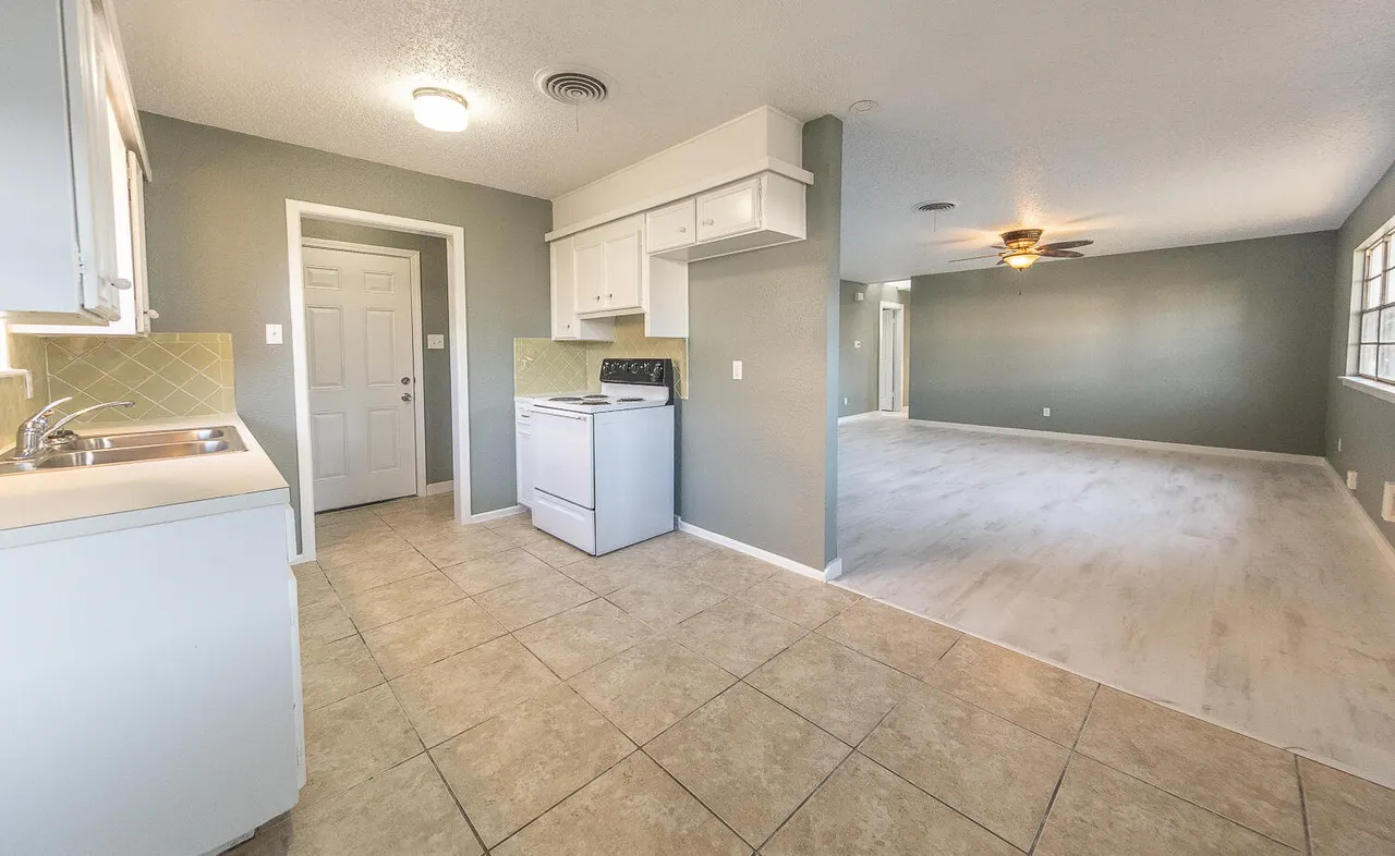 Photo 11 — 5405 49th Street, Lubbock, TX 79414