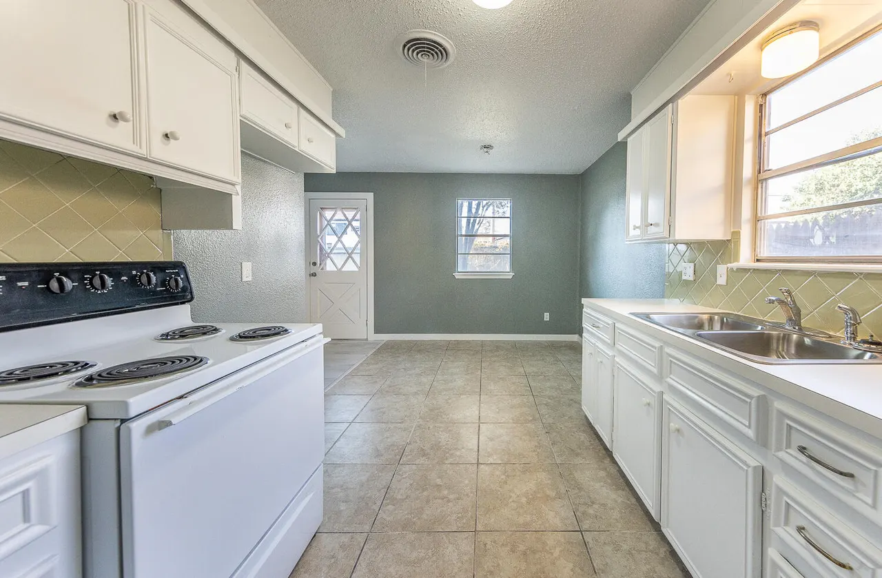 Photo 3 — 5405 49th Street, Lubbock, TX 79414