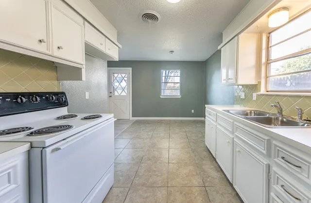 Photo 3 — 5405 49th Street, Lubbock, TX 79414