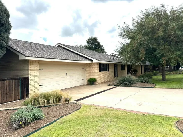 Photo 2 — 1412  Ebeling Drive, Plainview, TX 79072