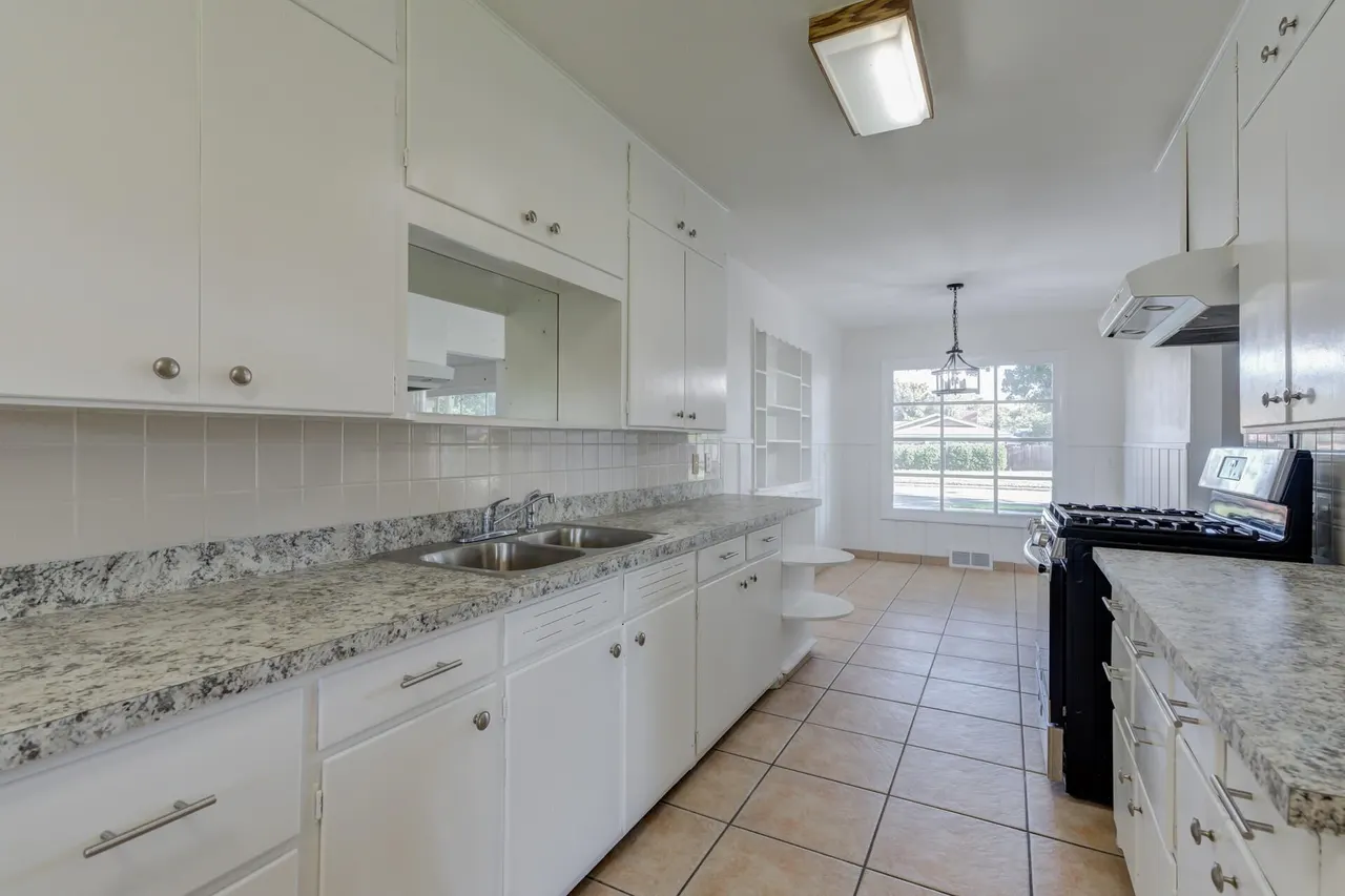Photo 27 — 2411 33rd Street, Lubbock, TX 79411
